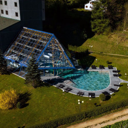 Piscină Hotel Mara Sinaia cu Serena Mix, Aqua și Serena Ocra de la Rosa Gres