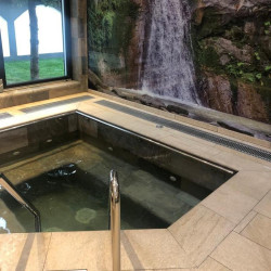 Piscină privată și Jacuzzi Onești cu Serena Mix și Serena Ocra