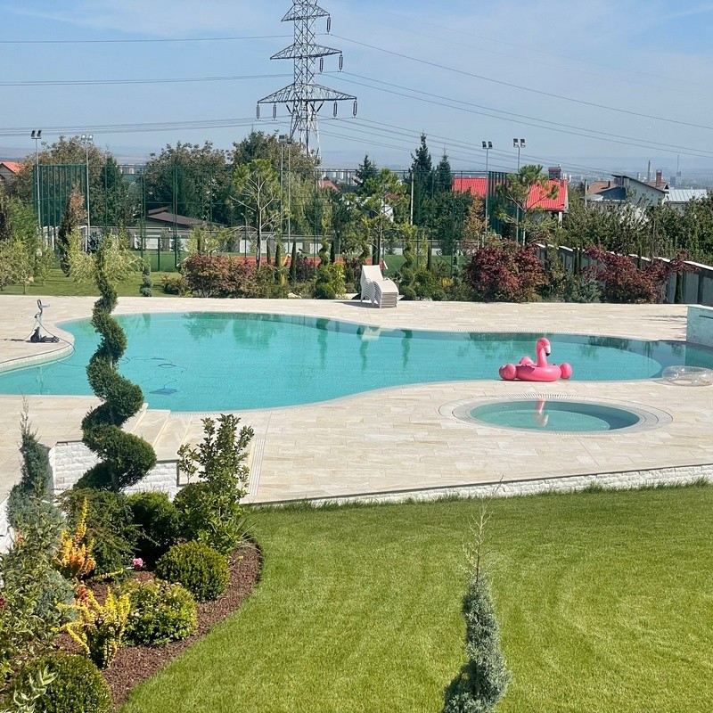 Piscină privată cu piscină copii din Iași cu Pietro White de la Rosa Gres