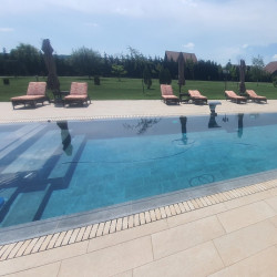 Piscină privată Smeura cu Mistery Blue Stone și Mistery Sand de la Rosa Gres