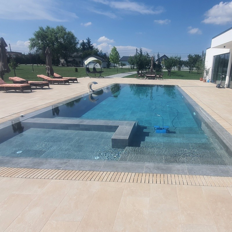 Piscină privată Smeura cu Mistery Blue Stone și Mistery Sand de la Rosa Gres