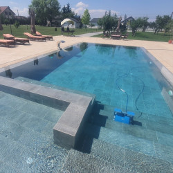 Piscină privată Smeura cu Mistery Blue Stone și Mistery Sand de la Rosa Gres