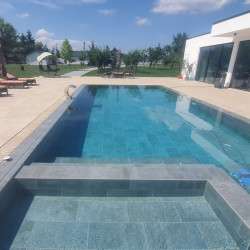 Piscină privată Smeura cu Mistery Blue Stone și Mistery Sand de la Rosa Gres
