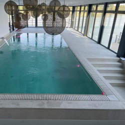 Piscină privată Iași cu Serena Bianco de la Rosa Gres